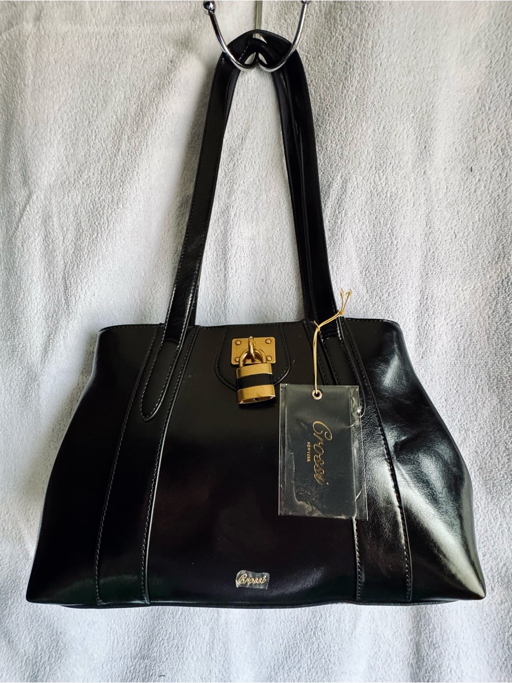 Elegant Black Shoulder Bag with Gold Lock Accent
